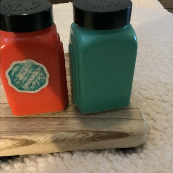 Vintage 1940’s McKee Roman Arch Salt & Pepper Red and Green Set - Picture 4 of 9